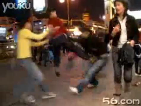 Bagarre entre un couple et plusieurs petits chinois (VIDEO)