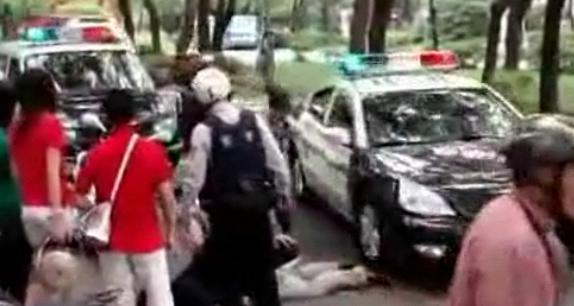 La police roule sur le pied d’un suspect (VIDEO)