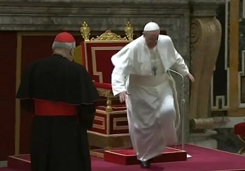 Le premier faux pas du pape François (VIDEO)