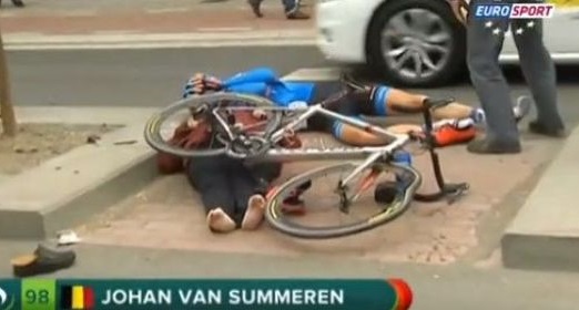 Tour des Flandres 2014 : un coureur percute violemment une spectatrice (VIDEO)
