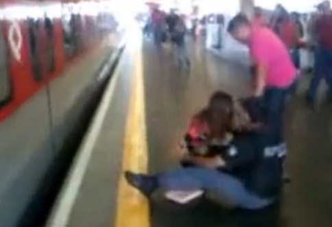 Elle échappe de peu à la mort en voulant récupérer son portable tombé sur les rails (VIDEO)