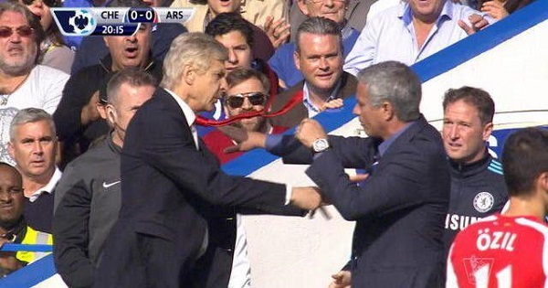Chelsea-Arsenal : Arsène Wenger bouscule violemment José Mourinho ! (vidéo)